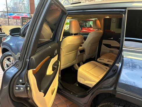 Used 2018 Toyota Highlander Limited image 27