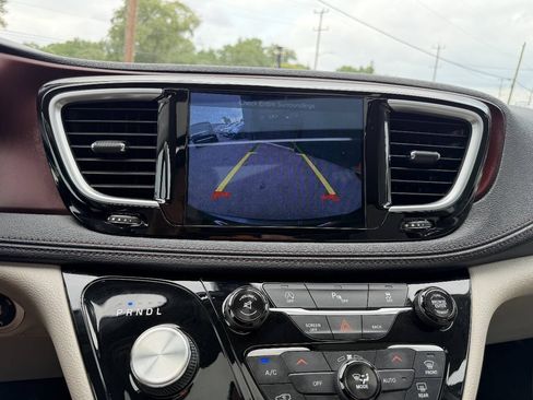 Used 2017 Chrysler Pacifica Limited FWD image 14