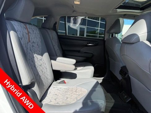 Used 2023 Toyota Highlander Bronze Edition AWD/4WD image 12
