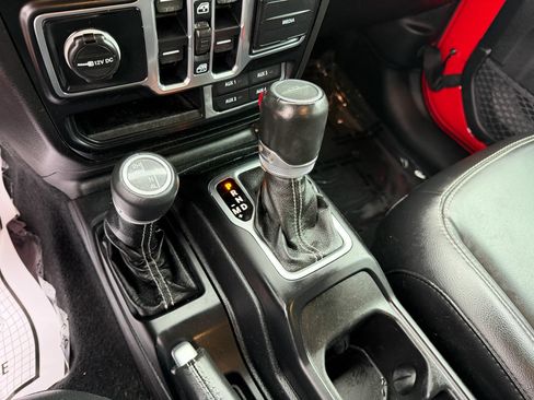 Used 2020 Jeep Gladiator Overland AWD/4WD image 17