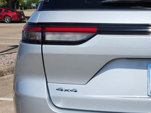 Used 2023 Jeep Grand Cherokee Limited AWD/4WD image 15