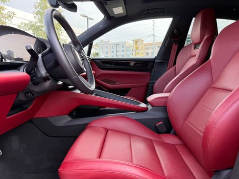 Used 2025 Porsche Macan 4 Electric image 14