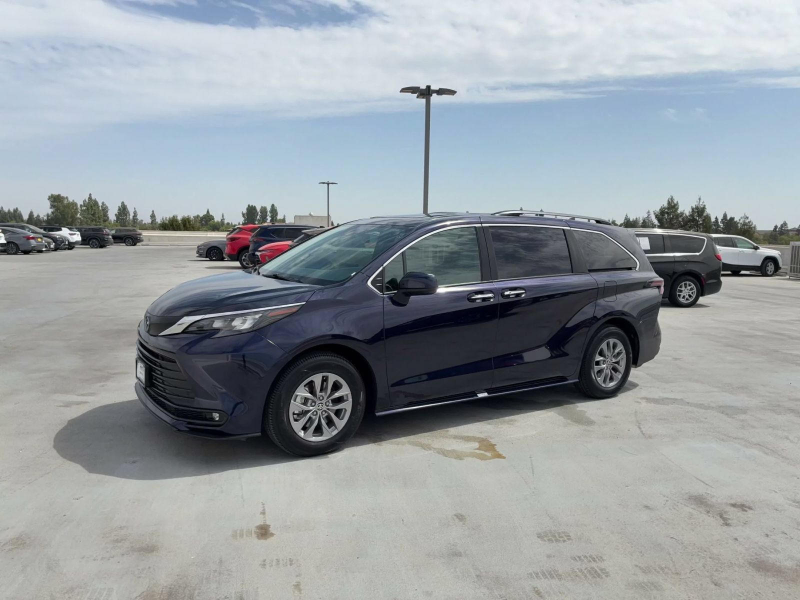 Used 2025 Toyota Sienna XLE FWD image 7