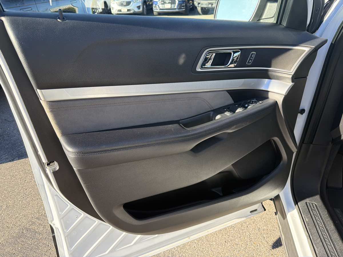 Used 2017 Ford Explorer XLT w/ Equipment Group 202A AWD/4WD image 10
