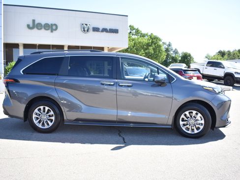 Used 2025 Toyota Sienna XLE FWD image 10