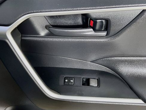 Used 2019 Toyota RAV4 LE FWD image 30
