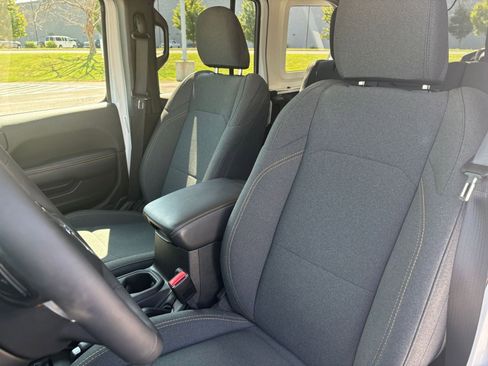 Used 2025 Jeep Wrangler Sahara image 35