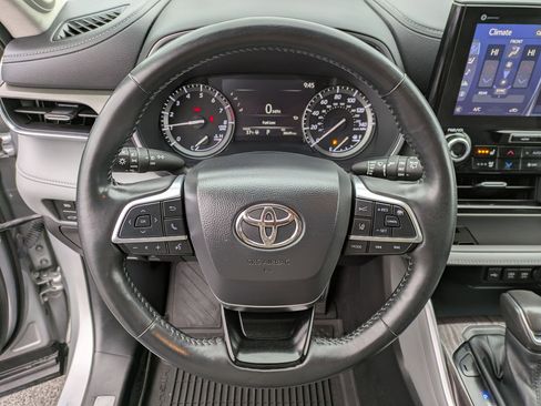 Used 2021 Toyota Highlander Limited image 9
