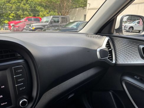 Used 2025 Kia Soul LX w/ LX Technology Package FWD image 30