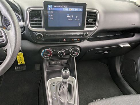 Certified 2022 Hyundai Venue SE image 30