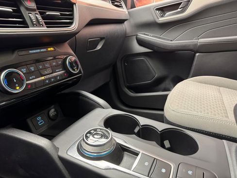 Used 2022 Ford Escape SE w/ SE Sport Appearance Package image 19