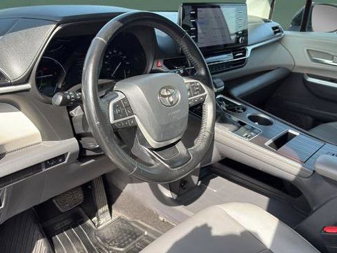 Used 2021 Toyota Sienna XLE image 28