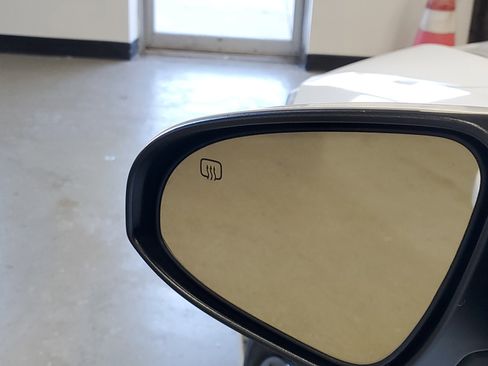 Used 2018 Toyota Corolla LE FWD image 22