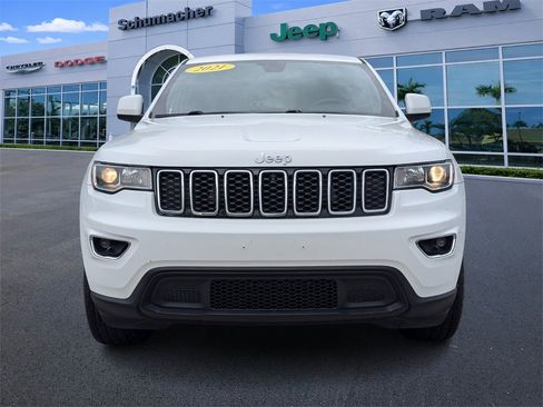 Used 2021 Jeep Grand Cherokee Laredo image 2