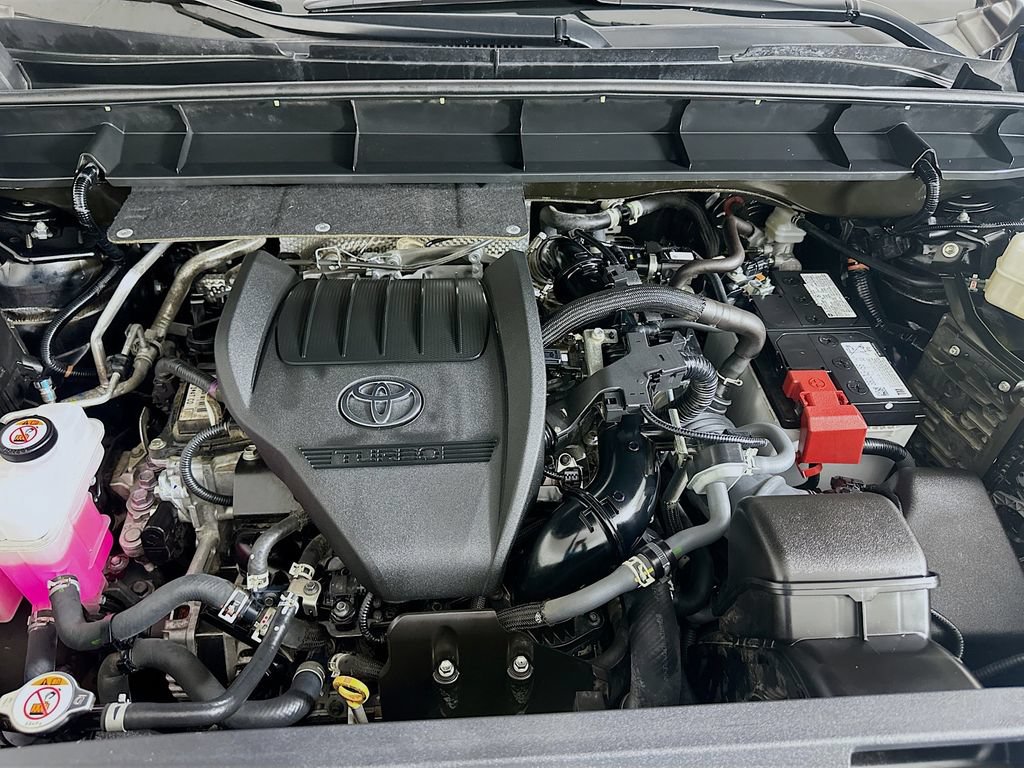 Used 2024 Toyota Highlander XLE FWD image 31