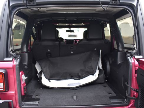 Used 2022 Jeep Wrangler Unlimited Rubicon w/ Cold Weather Group image 34