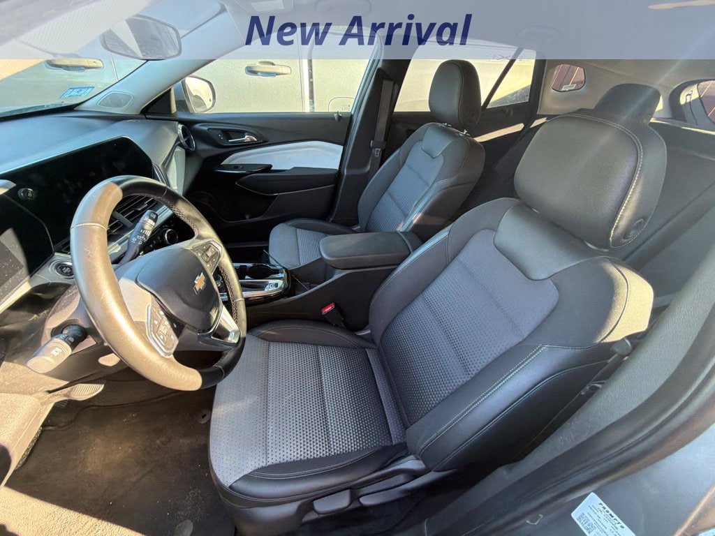 Used 2025 Chevrolet Trax LT w/ LT Convenience Package FWD image 9