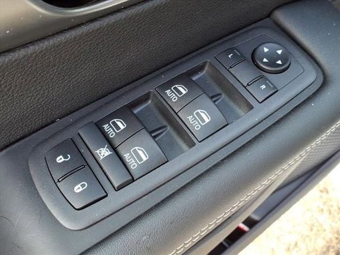 New 2025 Chrysler Pacifica Select w/ Fav Edition Package FWD image 16
