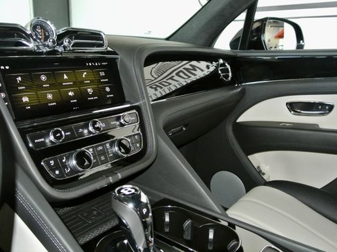 Used 2023 Bentley Bentayga AWD/4WD image 23