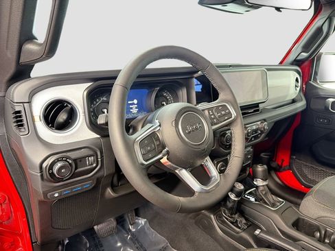Used 2025 Jeep Wrangler Unlimited Sahara AWD/4WD image 12