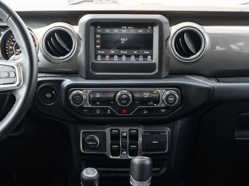 Used 2019 Jeep Wrangler Unlimited Sahara AWD/4WD image 28