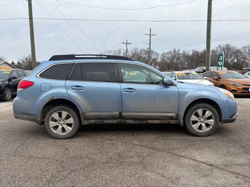 Used 2010 Subaru Outback 2.5i Limited image 3