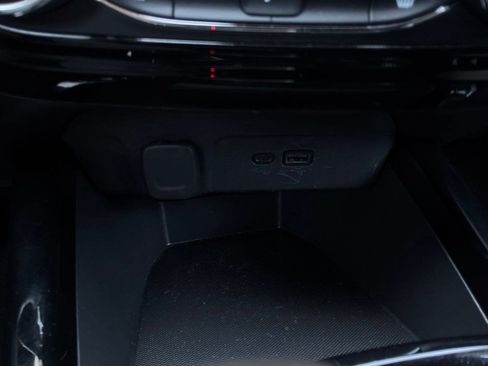 Used 2025 Chevrolet Trax LT w/ LT Convenience Package FWD image 23