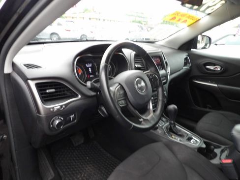 Used 2020 Jeep Cherokee Latitude AWD/4WD image 6