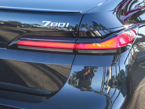 Used 2023 BMW 760i xDrive w/ Luxury Rear Seating Package image 7