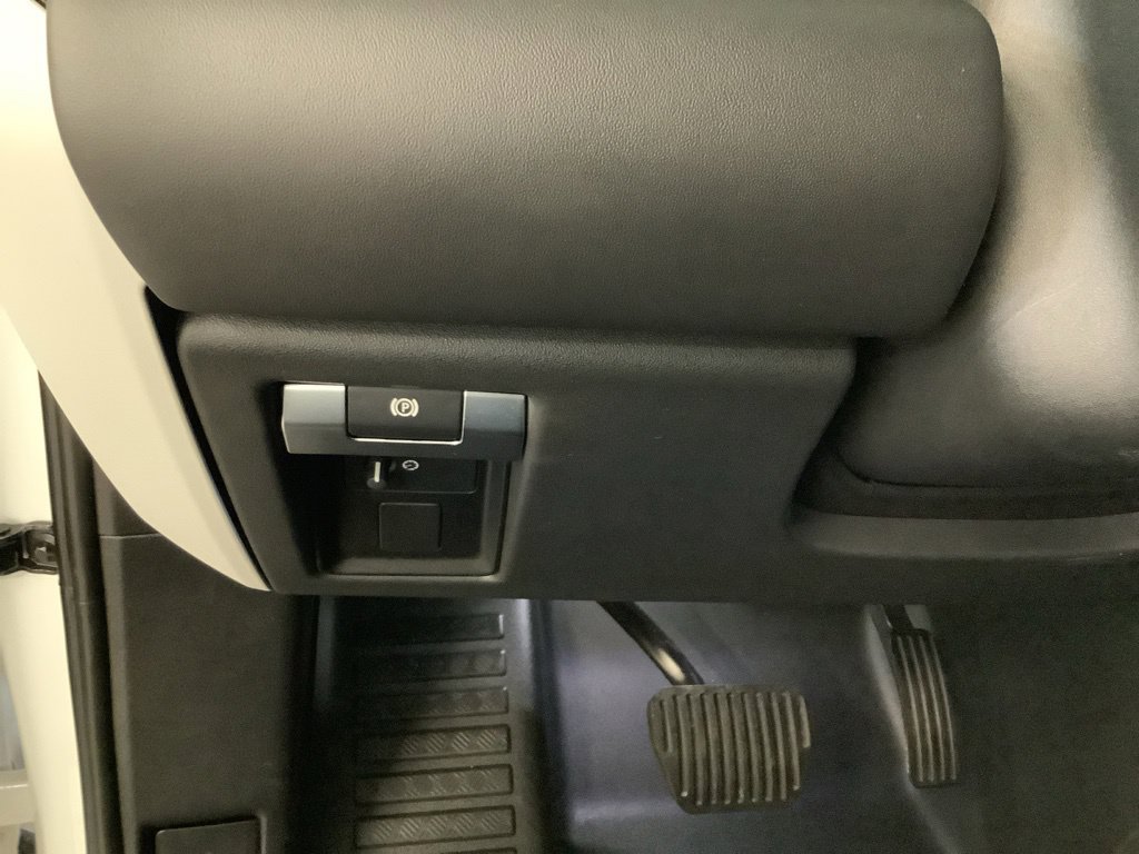 Used 2025 Land Rover Defender 130 X-Dynamic SE AWD/4WD image 29