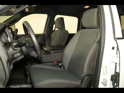 Used 2024 RAM 2500 Tradesman w/ Chrome Appearance Group image 17