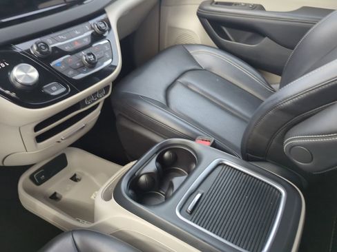 Used 2023 Chrysler Pacifica Touring-L FWD image 20