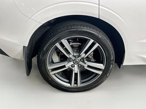 Used 2021 Volvo XC60 T5 Momentum w/ Climate Package FWD image 11