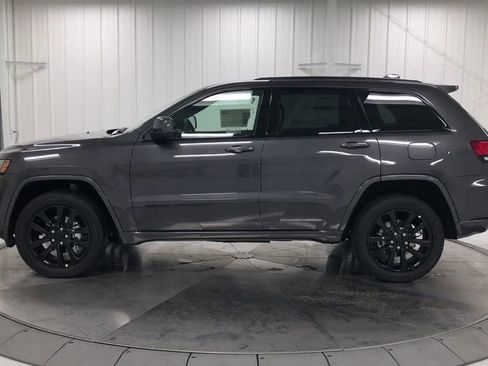 Used 2019 Jeep Grand Cherokee Altitude AWD/4WD image 5