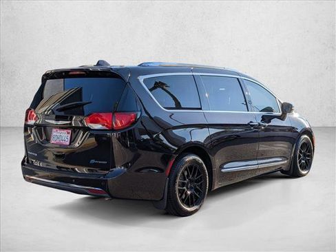 Used 2017 Chrysler Pacifica Platinum image 5