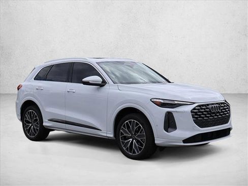 Certified 2025 Audi Q5 Premium AWD/4WD image 3
