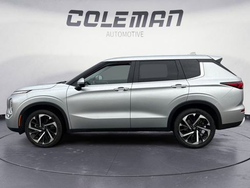 Used 2024 Mitsubishi Outlander SE image 2