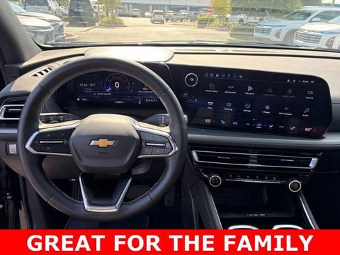 Used 2025 Chevrolet Traverse LT w/ Sun and Wheel Package FWD image 19