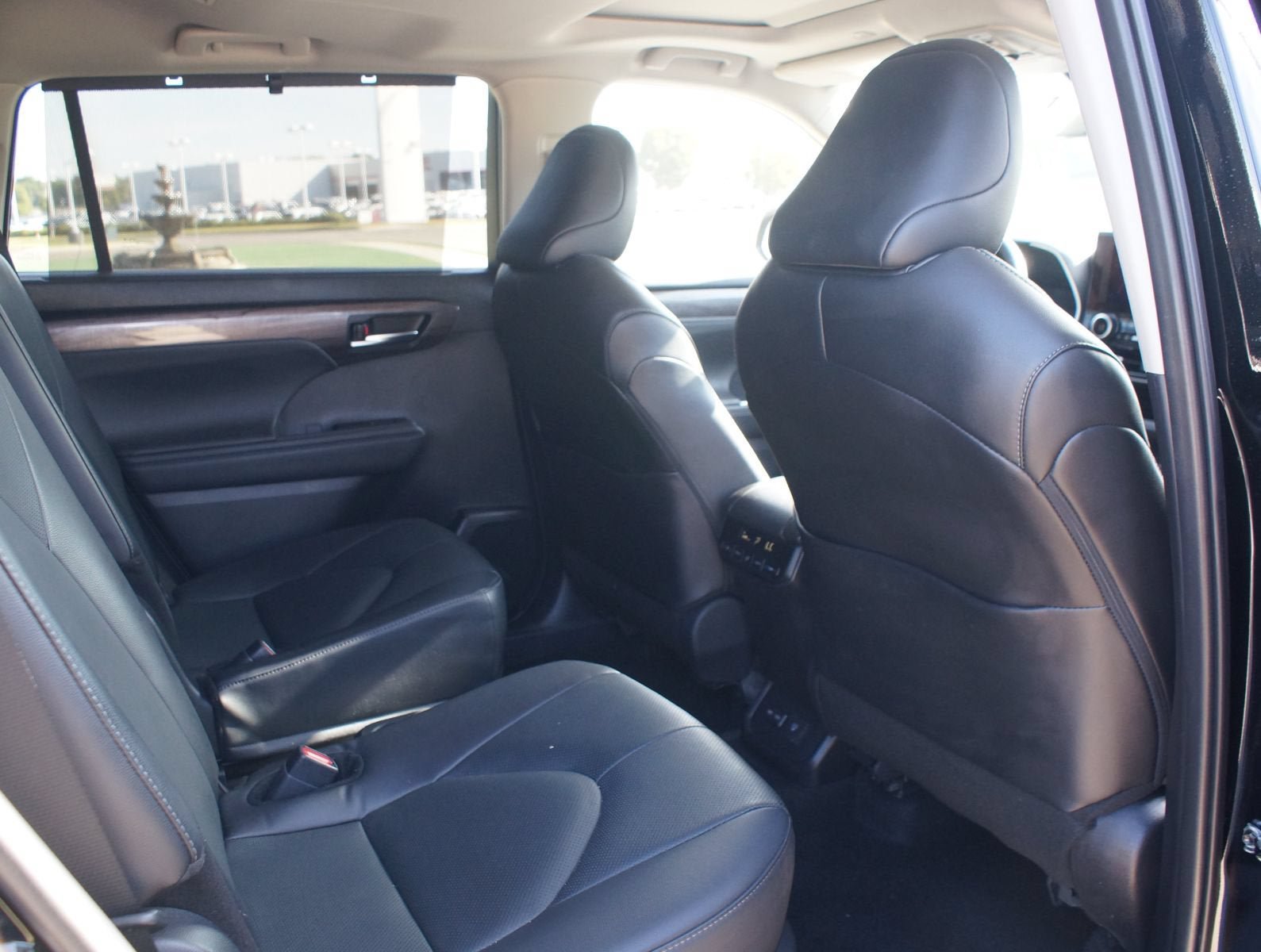 Used 2024 Toyota Highlander Limited FWD image 23