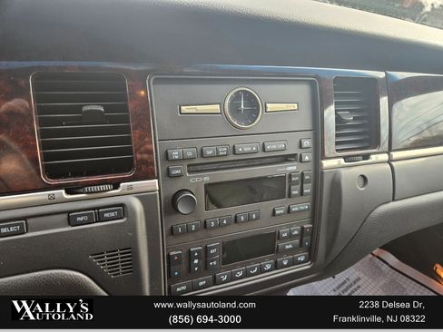 Used 2011 Lincoln Town Car Signature L image 16