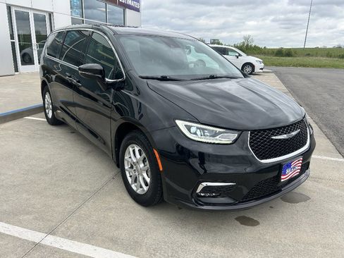 Used 2025 Chrysler Pacifica Select FWD image 7