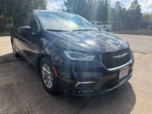 Used 2024 Chrysler Pacifica Touring-L FWD image 1