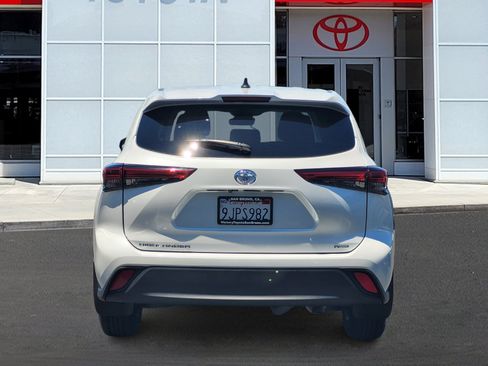 Used 2023 Toyota Highlander L AWD/4WD image 5