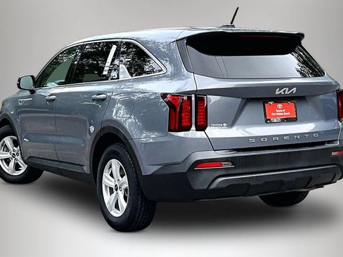 Used 2022 Kia Sorento LX FWD image 4