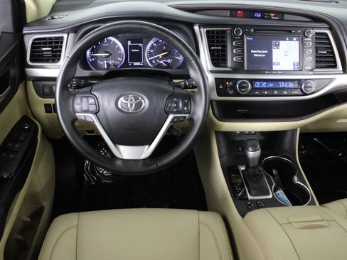Used 2017 Toyota Highlander XLE FWD image 6