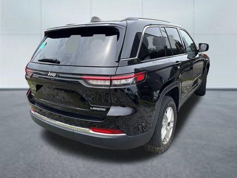 Used 2023 Jeep Grand Cherokee Laredo AWD/4WD image 4
