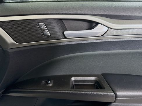Used 2020 Ford Fusion SE FWD image 31