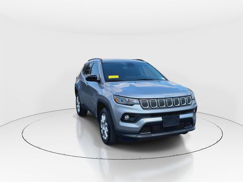 Used 2022 Jeep Compass Latitude image 2