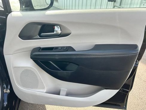 Used 2024 Chrysler Pacifica Limited FWD image 51