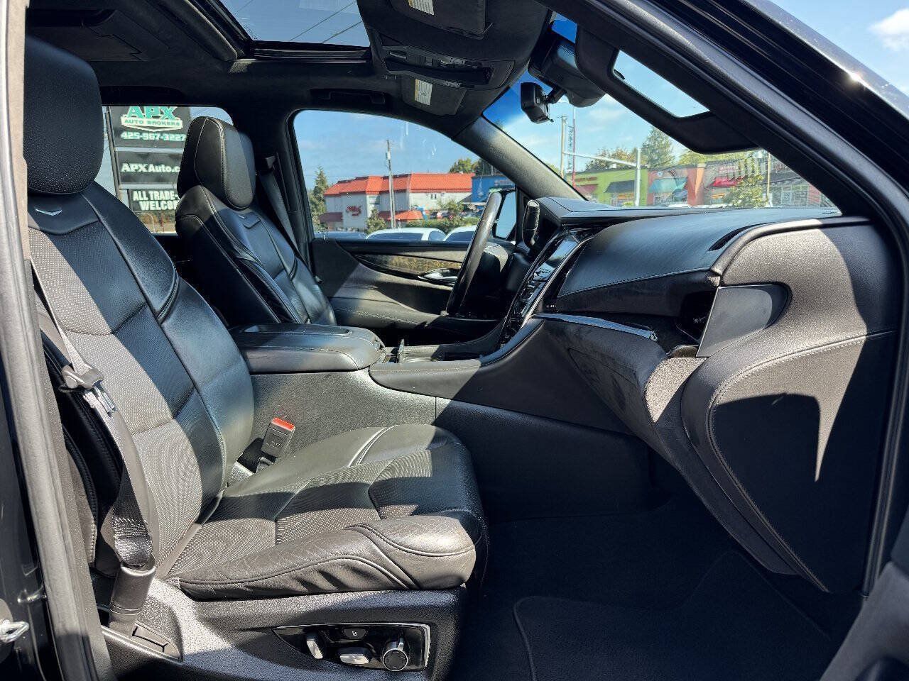 Used 2019 Cadillac Escalade Platinum RWD image 18